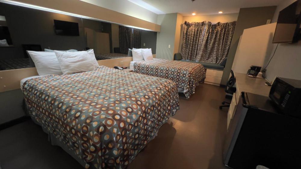 Queen Room with Two Queen Beds interior